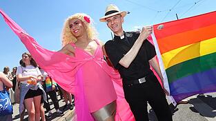 2022: Der katholische Priester Wolfgang Rothe ist beim Christopher Street Day in M&uuml;nchen dabei. (Archiv)