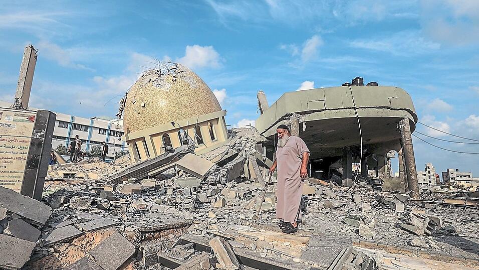 Palästinenser begutachten die Ruinen einer zerstörten Moschee im Gazastreifen. Seit mehr als einem Monat herrscht dort eine fragile Waffenruhe.