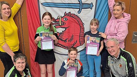 Die erfolgreichen Tischtennis-Kinder: Antonia Breu (gr&uuml;nes Trikot), Olivia Kubik und Tom Flegel mit Daniela Breu (l.) und Elisabeth Kubik sowie dem Trainerteam