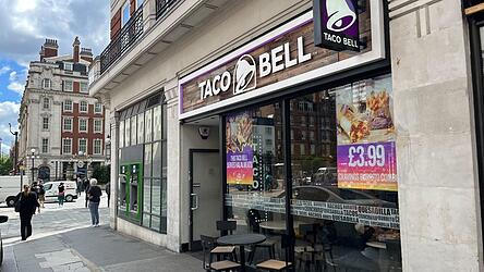 Blick auf eine Taco Bell-Filiale in London. Die US-Fast-Food-Kette Taco-Bell unternimmt den zweiten Anlauf zur Expansion in Deutschland. (Archivbild) Blick auf eine Taco Bell-Filiale in London. Die US-Fast-Food-Kette Taco-Bell unternimmt den zweiten Anlauf zur Expansion in Deutschland. (Archivbild)