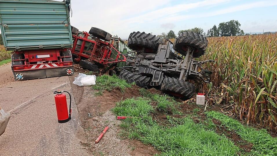 Durch den Unfall verteilten sich die Kartoffeln im Graben und auf der Fahrbahn. Durch den Unfall verteilten sich die Kartoffeln im Graben und auf der Fahrbahn.