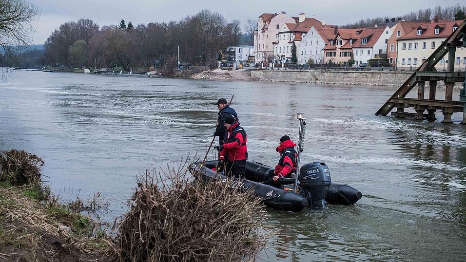 Mit zwei Booten sucht die Polizei am Donnerstag, 23. März, das südliche Donauufer in Regensburg ab. Seit Sonntag wird die 20-jährige Studentin Malina Klaar in der Domstadt vermisst. Mit zwei Booten sucht die Polizei am Donnerstag, 23. März, das südliche Donauufer in Regensburg ab. Seit Sonntag wird die 20-jährige Studentin Malina Klaar in der Domstadt vermisst.