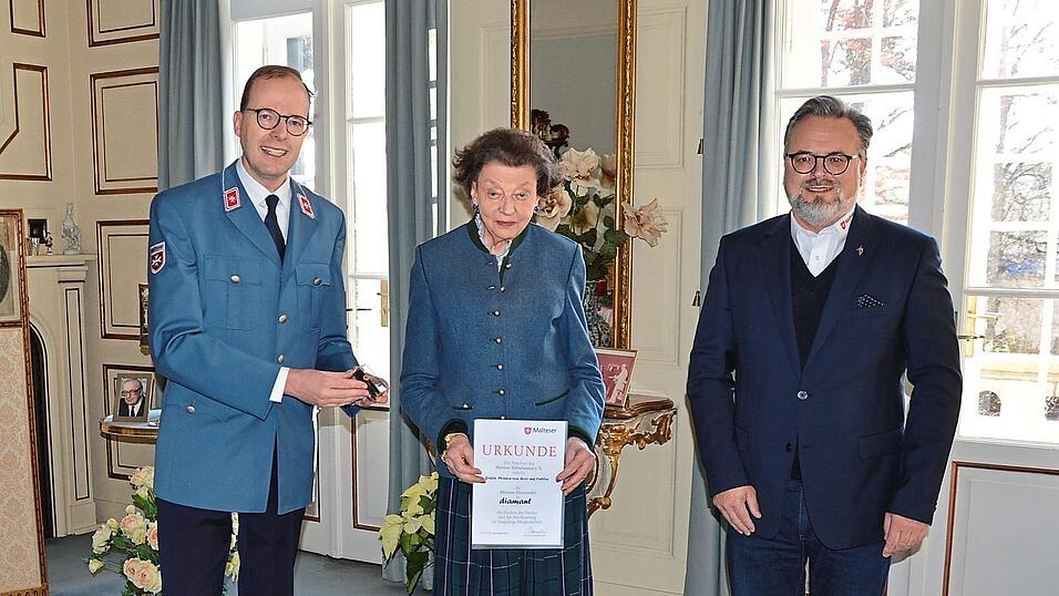 Der Di&ouml;zesanleiter der Malteser in Passau, Max Georg Graf von Arco auf Valley (l.), und der Gesch&auml;ftsf&uuml;hrer der Malteser, Diakon Rainer Breinbauer, gratulierten Monica Gr&auml;fin von Arco auf Valley.