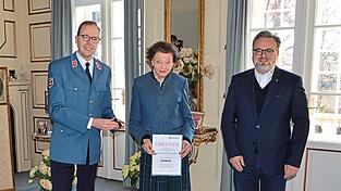 Der Di&ouml;zesanleiter der Malteser in Passau, Max Georg Graf von Arco auf Valley (l.), und der Gesch&auml;ftsf&uuml;hrer der Malteser, Diakon Rainer Breinbauer, gratulierten Monica Gr&auml;fin von Arco auf Valley.