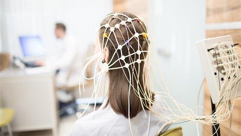 So sieht die Messung von Gehirnwellen mit einem EEG aus.