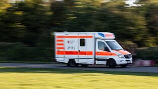 Neben Polizei und Rettungsdienst war auch die Feuerwehr zur Unterstützung vor Ort. (Symbolbild)