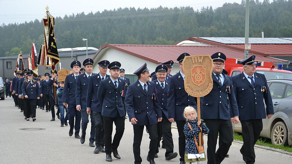 Tapfer trug die kleine Emilia das Taferl des Jubelvereins vom Festzelt zum Feuerwehrhaus und nach dem Gottesdienst wieder zurück. Die Kameraden der Freiwilligen Feuerwehr Günzenhausen sowie die Abordnungen weiterer 38 Vereine folgten ihr.