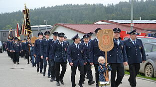 Tapfer trug die kleine Emilia das Taferl des Jubelvereins vom Festzelt zum Feuerwehrhaus und nach dem Gottesdienst wieder zurück. Die Kameraden der Freiwilligen Feuerwehr Günzenhausen sowie die Abordnungen weiterer 38 Vereine folgten ihr.