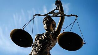 Weil eine Frau gutgläubig den Verheisungen von Kryptobetrügern aufgesessen ist, steht sie nun selbst vor Gericht.