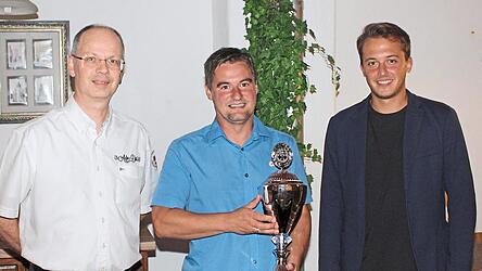 Vereins-, Schnellschach- und Pokalsieger Andreas M&uuml;hlbauer, flankiert von Blitzmeister und Vorstand Wolfgang M&uuml;hlbauer (li.) sowie Kreis- und Stadtrat Julian Preidl