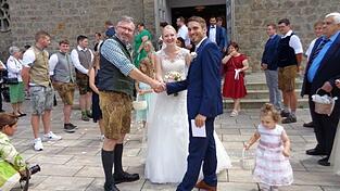 Vorsitzender Oliver Schulz der SpVgg Windischbergerdorf und SG Schloßberg gratuliert. Vorsitzender Oliver Schulz der SpVgg Windischbergerdorf und SG Schloßberg gratuliert.