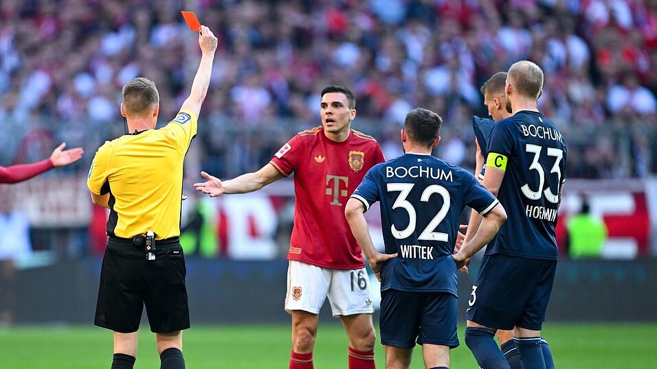 Muss ein Spiel aussetzen: Bayerns João Palhinha (2.v.l.) nach seiner Roten Karte gegen Bochum. Muss ein Spiel aussetzen: Bayerns João Palhinha (2.v.l.) nach seiner Roten Karte gegen Bochum.