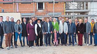 Familie Apfelb&ouml;ck (Gesellschafter hinter der Bautr&auml;gerfirma), B&uuml;rgermeisterin Irmgard Eberl mit den Gemeinder&auml;ten, Thomas Hauer (Prokurist der Bautr&auml;gerfirma) sowie Vertreter der am Bau beteiligten Firmen.