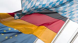 Die Hymnenpflicht sieht vor, dass an Schulen das Bayernlied sowie die deutsche Nationalhymne oder die Europahymne gesungen werden.