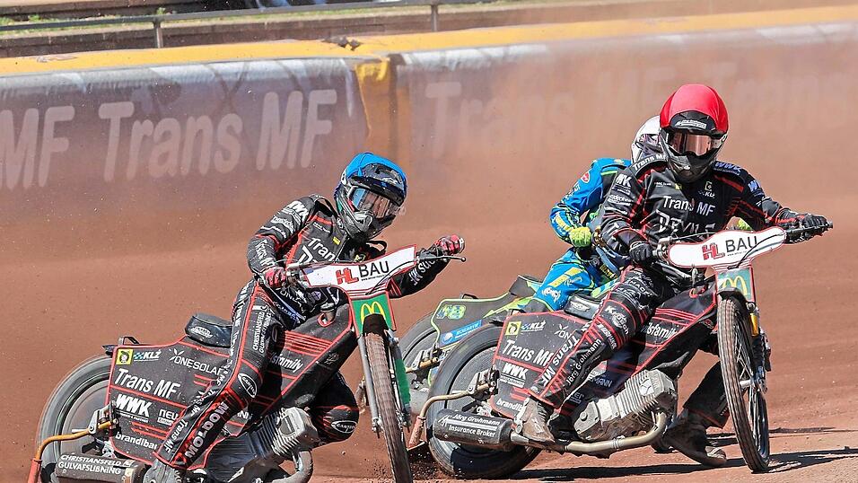 Greift wieder ein: Weil Mario Häusl verletzungsbedingt ausfällt, rückt Erik Riss (links) wieder ins Aufgebot der Trans MF Landshut Devils. Gemeinsam mit seinen Teamkollegen um Jonas Knudsen (rechts) will er in Gniezno die erste Basis für den Finaleinzug legen. Greift wieder ein: Weil Mario Häusl verletzungsbedingt ausfällt, rückt Erik Riss (links) wieder ins Aufgebot der Trans MF Landshut Devils. Gemeinsam mit seinen Teamkollegen um Jonas Knudsen (rechts) will er in Gniezno die erste Basis für den Finaleinzug legen.