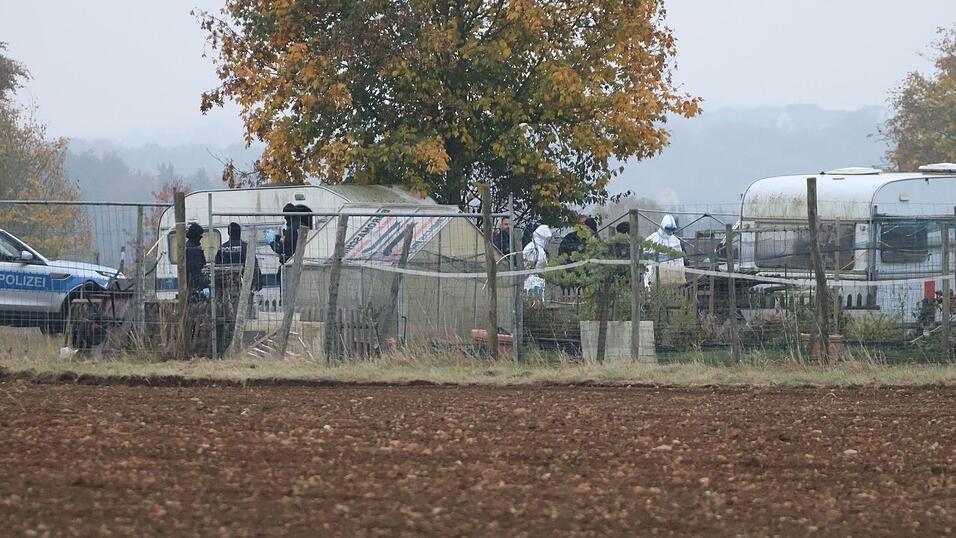 Ermittler sind bei einer Drogenrazzia im Landkreis Regensburg im Einsatz. Ermittler sind bei einer Drogenrazzia im Landkreis Regensburg im Einsatz.
