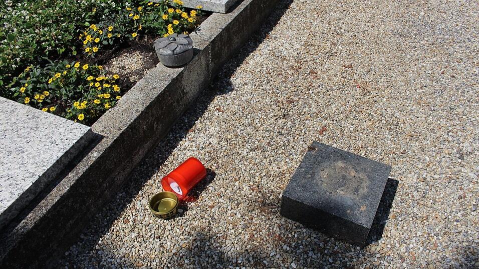 Unbekannte haben mehrere Gräber am Friedhof St. Michael in Straubing verwüstet. Unbekannte haben mehrere Gräber am Friedhof St. Michael in Straubing verwüstet.