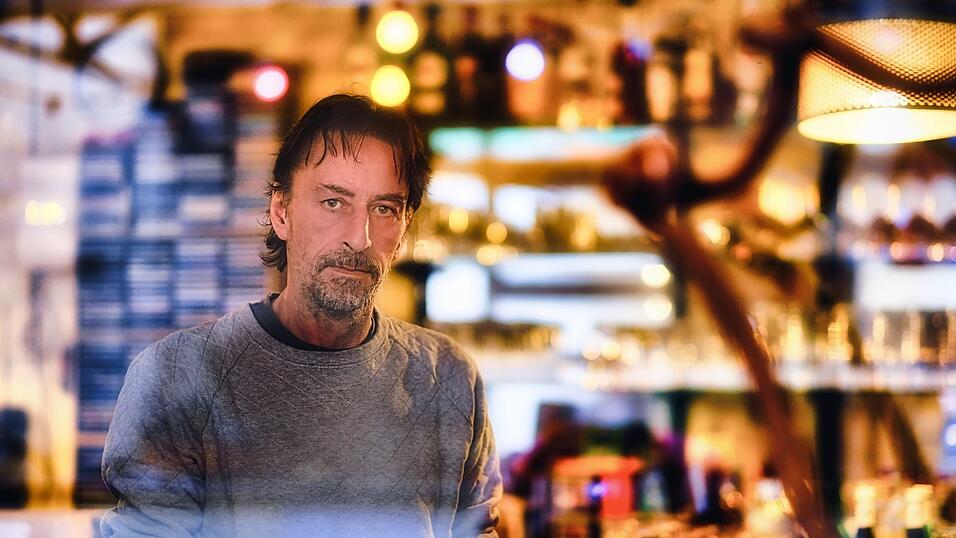 Für Fred Dick ist entscheidend, dass sich in seiner kleinen Musikkneipe an der Rosengasse in Straubing alle wohlfühlen. Und auch, wenn es nur im kleinen Rahmen ist. Für Fred Dick ist entscheidend, dass sich in seiner kleinen Musikkneipe an der Rosengasse in Straubing alle wohlfühlen. Und auch, wenn es nur im kleinen Rahmen ist.