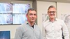 Thomas Schindler, Leiter des Sachgebiets für Zivil- und Katastrophenschutz (links), und Ordnungsamtsleiter Benedikt Neumeier im Stabsraum der Führungsgruppe Katastrophenschutz an der Niedermayerstraße.