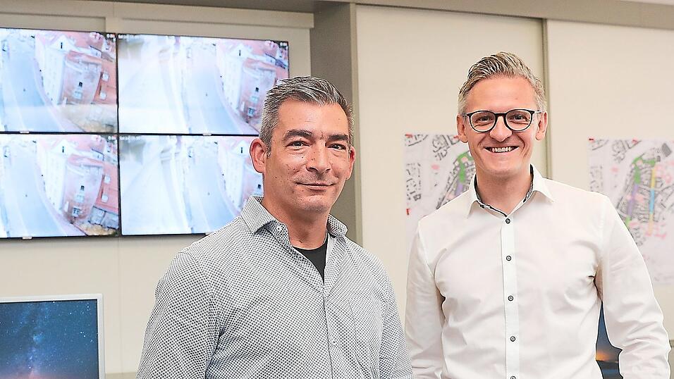 Thomas Schindler, Leiter des Sachgebiets für Zivil- und Katastrophenschutz (links), und Ordnungsamtsleiter Benedikt Neumeier im Stabsraum der Führungsgruppe Katastrophenschutz an der Niedermayerstraße.