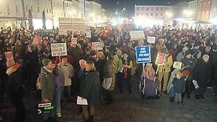 Am 6. Februar 2024 traten auf dem Deggendorfer Stadtplatz rund 500 Menschen f&uuml;r die Demokratie ein und standen Schulter an Schulter gegen die AfD und andere rechtsextreme Organisationen.