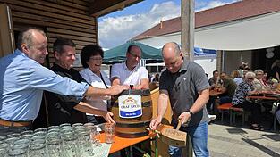 Anzapfen von Bürgermeister Thomas Etschmann mit (von links) Martin Pirkl, Andreas Ortner, Ehrenbürgerin Liane Sedlmeier und Stadtrat Anton Mandl. Anzapfen von Bürgermeister Thomas Etschmann mit (von links) Martin Pirkl, Andreas Ortner, Ehrenbürgerin Liane Sedlmeier und Stadtrat Anton Mandl.