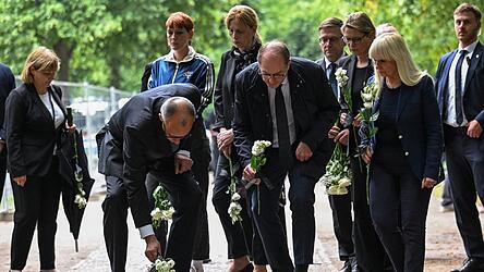 Bundeskanzler Friedrich Merz legt zusammen mit Innenminister Alexander Dobrindt Blumen im Tiergarten nieder. Nach dem Terrorakt beim CSD in Berlin fordern Politiker Konsequenzen. Bundeskanzler Friedrich Merz legt zusammen mit Innenminister Alexander Dobrindt Blumen im Tiergarten nieder. Nach dem Terrorakt beim CSD in Berlin fordern Politiker Konsequenzen.