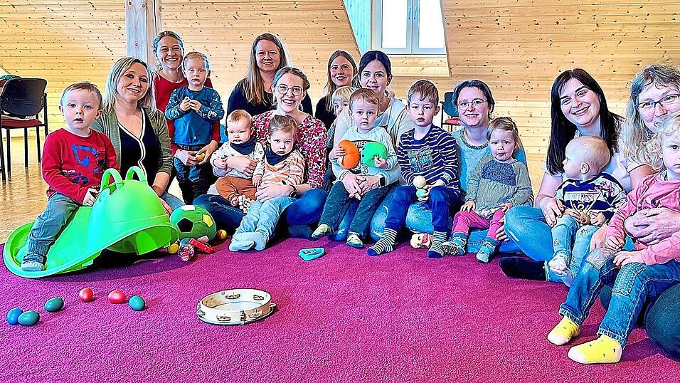 Das sehr gem&uuml;tlich ausgebaute Dachgeschoss des Josefshauses an der Kreuzkirchstra&szlig;e ist der Treffpunkt der drei Eltern-Kind-Gruppen unter Tr&auml;gerschaft der KEB. Initiiert hat sie Christina Ascherl (Sechste von links).