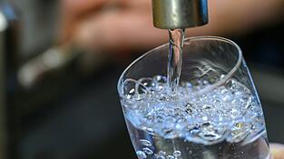 Extremhitze und Trockenheit: Künftig mehr Engpässe bei der Wasserversorgung in Deutschland erwartet. (Archivbild)