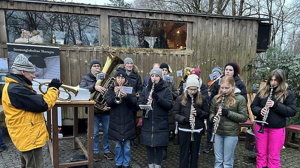 Die Hofmarkmusikanten trugen musikalisch zur Adventsstimmung bei.