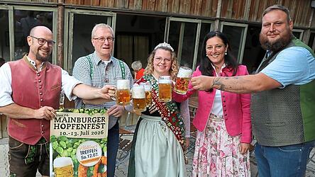 Auf ein sch&ouml;nes Hopfenfest! Christoph Kempf vom Stadtmarketing, Zieglerbr&auml;u Wolfgang Randeltshofer, Bierk&ouml;nigin Lisa Massier, B&uuml;rgermeisterin Karoline Fritz-Ertlmaier und Festwirt Stefan Anthofer sto&szlig;en darauf an.