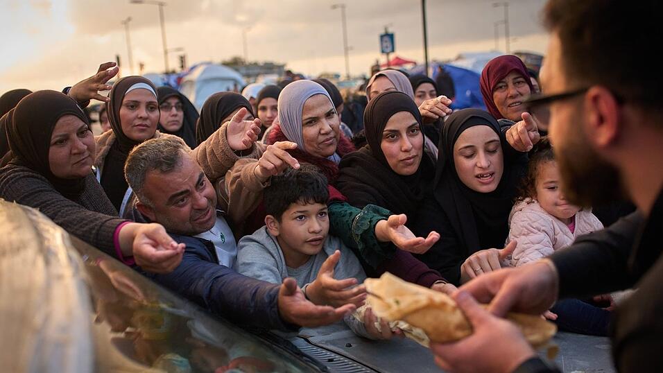 Die humanit&auml;re Situation im Libanon ist prek&auml;r. Hier hoffen Vertriebene auf Lebensmittel.