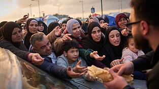 Die humanit&auml;re Situation im Libanon ist prek&auml;r. Hier hoffen Vertriebene auf Lebensmittel.