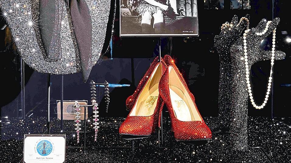 In der Welt von Marilyn Monroe gab es viel Geglitzer. Geschmeide und Accessoires aus dem Besitz der Hollywood-Ikone sind derzeit zu sehen in den Swarovski Kristallwelten. In der Welt von Marilyn Monroe gab es viel Geglitzer. Geschmeide und Accessoires aus dem Besitz der Hollywood-Ikone sind derzeit zu sehen in den Swarovski Kristallwelten.