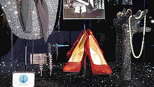 In der Welt von Marilyn Monroe gab es viel Geglitzer. Geschmeide und Accessoires aus dem Besitz der Hollywood-Ikone sind derzeit zu sehen in den Swarovski Kristallwelten. In der Welt von Marilyn Monroe gab es viel Geglitzer. Geschmeide und Accessoires aus dem Besitz der Hollywood-Ikone sind derzeit zu sehen in den Swarovski Kristallwelten.