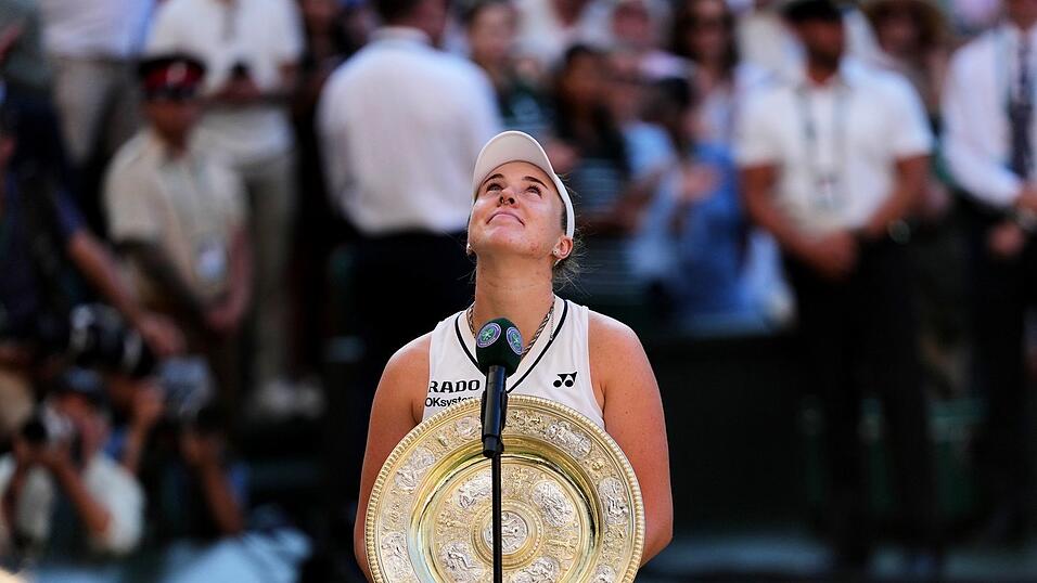 Linda Noskova kürt sich erstmals zur Wimbledon-Siegerin. Linda Noskova kürt sich erstmals zur Wimbledon-Siegerin.