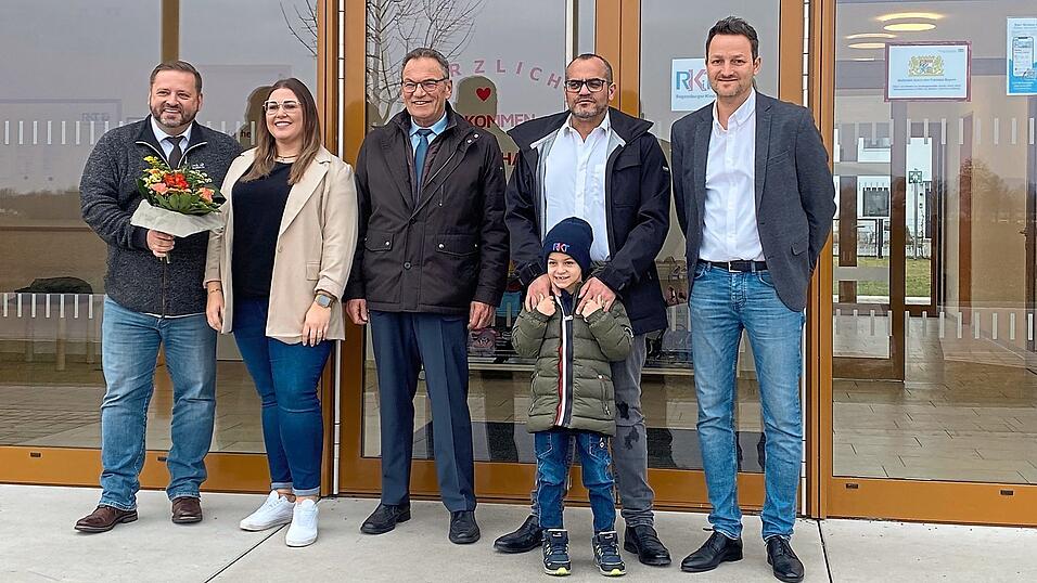 Die Verträge mit der Firma RKT Rettungsdienst GmbH sind unterzeichnet und alle Seiten sind froh, dass es in Barbings Kita in der Mintrachinger Straße weitergehen kann. Von links: Jürgen Zosel überreicht Helena Bauer, die ab sofort die Leitung übernimmt, einen Blumenstrauß, daneben Bürgermeister Hans Thiel, Gökhan Altincik und Kämmerer Martin Eicher. Die Verträge mit der Firma RKT Rettungsdienst GmbH sind unterzeichnet und alle Seiten sind froh, dass es in Barbings Kita in der Mintrachinger Straße weitergehen kann. Von links: Jürgen Zosel überreicht Helena Bauer, die ab sofort die Leitung übernimmt, einen Blumenstrauß, daneben Bürgermeister Hans Thiel, Gökhan Altincik und Kämmerer Martin Eicher.