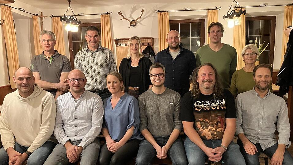 Die zwölf Kandidaten der Unparteiischen Wählergemeinschaft Attenhofen/umliegende Ortschaften für den Gemeinderat (sitzend v. l.): Marco Schneider, Andreas Riedl, Rita Schneider, Florian Huber, Stefan Stiglmaier, Reiner Summerer; (stehend v. l.): Stefan Hobmaier, Georg Niedermaier, Anna Hamme, Leonhard Engel-Summerer, Martin Mirlach und Ingrid Summerer-Kratzer.