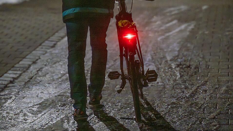 Bei Glatteis besser absteigen und schieben. Bei Glatteis besser absteigen und schieben.