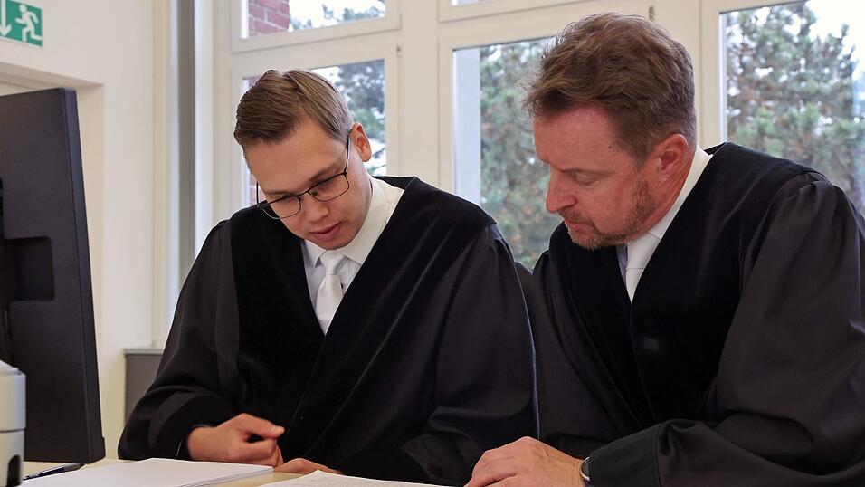 Oberstaatsanwalt Harald Nowack (r.) zeigte sich teils irritiert vom Verhalten von Fabians Vater. Oberstaatsanwalt Harald Nowack (r.) zeigte sich teils irritiert vom Verhalten von Fabians Vater.