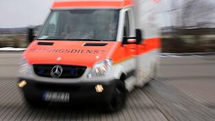 Der Rettungsdienst brachte den Mann unter laufender Reanimation ins Krankenhaus. Dort starb er sp&auml;ter. (Symbolbild)