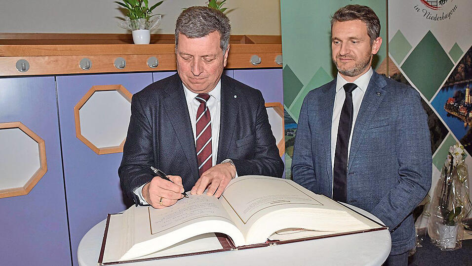 Staatsminister Christian Bernreiter (l.) trug sich ins Goldene Buch der Gemeinde ein, das freute B&uuml;rgermeister Max Kofler.