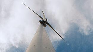 In Kalsing steht das bislang einzige Windrad. Gleich in der N&auml;he sind drei weitere geplant.