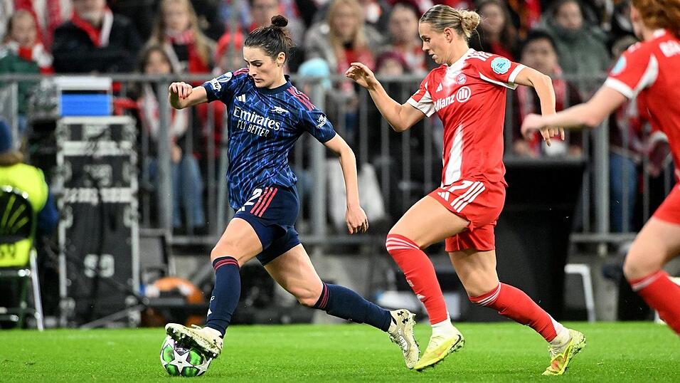 Bayerns Klara Bühl (rechts) im Zweikampf mit Emily Fox von Arsenal.