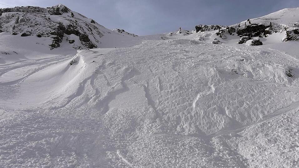 Nach elf Lawinentoten in den Alpen seit vergangenem Freitag wird die Frage der Bergungskosten aufgeworfen Nach elf Lawinentoten in den Alpen seit vergangenem Freitag wird die Frage der Bergungskosten aufgeworfen