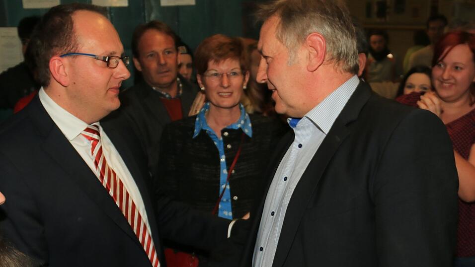 Zu diesem Zeitpunkt im Jahr 2014 wusste noch niemand, dass das Ergebnis der Wahl ungültig war. Der Glückwunsch kam daher zu früh. Foto: Archiv/eam Zu diesem Zeitpunkt im Jahr 2014 wusste noch niemand, dass das Ergebnis der Wahl ungültig war. Der Glückwunsch kam daher zu früh. Foto: Archiv/eam