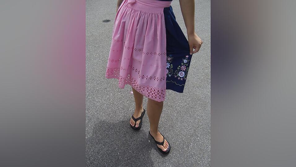 Solche Schuhe gehören ins Freibad oder an den Strand, aber nicht unters Dirndl