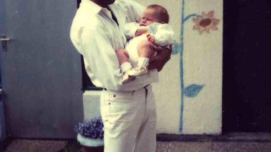 Der stolze Patenonkel bei der Taufe.