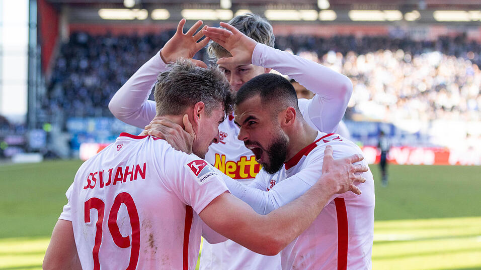 Elias Huth (l.) macht mit dem 2:0 kurz vor Schluss den sprichwörtlichen Deckel drauf und krönt eine starke Leistung, die gebührend gefeiert wird. Elias Huth (l.) macht mit dem 2:0 kurz vor Schluss den sprichwörtlichen Deckel drauf und krönt eine starke Leistung, die gebührend gefeiert wird.