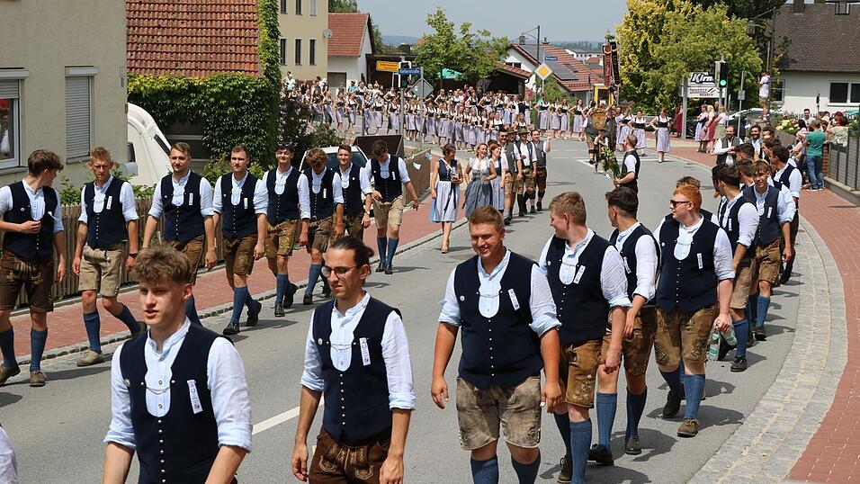 Die Burschen der KLJB Hohenthann beim Festzug.